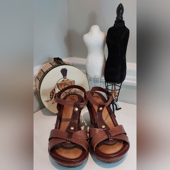 Nurture Hawkins T Strap Brown Leather Sandals Pre-owned - Picture 2 of 6